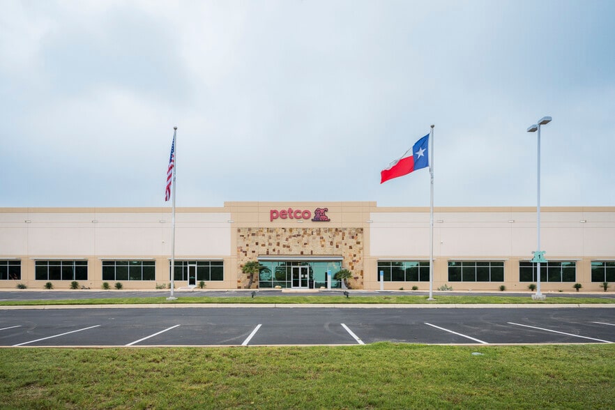 More Photos Of 654 Richland Hills Dr, San Antonio Light Distribution For Lease