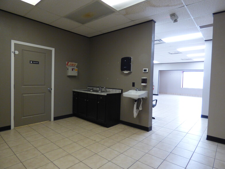 More Photos Of 800-826 S Front St, Mankato Storefront For Lease