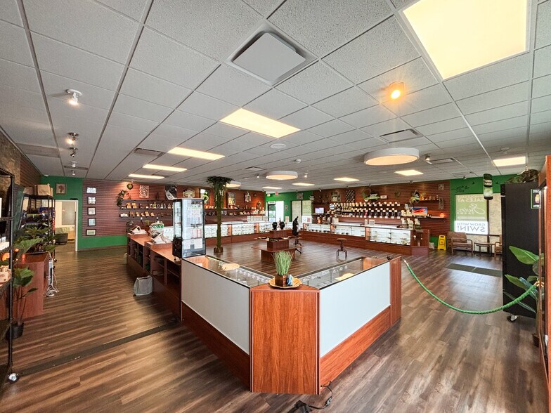 More Photos Of 1011 S Glenstone Ave, Springfield Freestanding For Lease