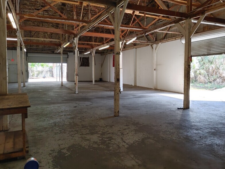 More Photos Of 715 5th St E, Bradenton Warehouse For Lease