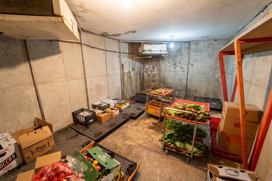 More Photos Of 1302 E Crestwood Dr, Victoria Storefront For Sale