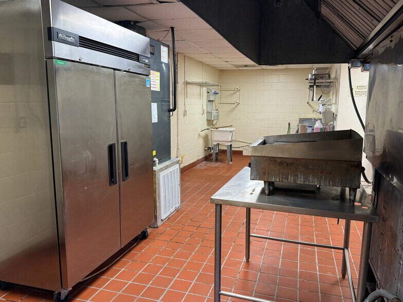 More Photos Of 109 Broad St, Hawkinsville Restaurant For Sale