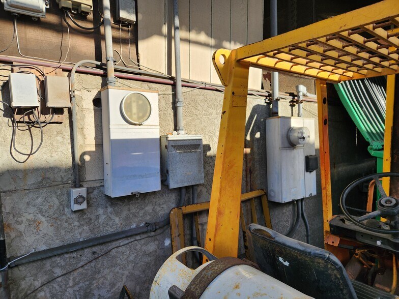 More Photos Of 1818 Kahai St, Honolulu Warehouse For Sale