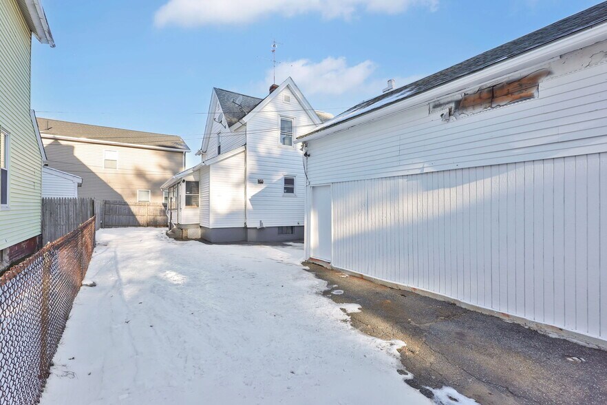 More Photos Of 142 Dickinson St, Springfield Flex For Sale