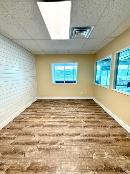 More Photos Of 4680 Blanding Blvd, Jacksonville Auto Dealership For Lease