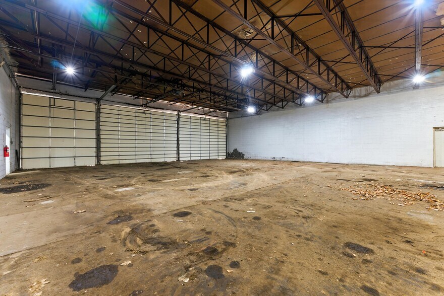 More Photos Of 15 Whipple St, Springfield Distribution For Sale