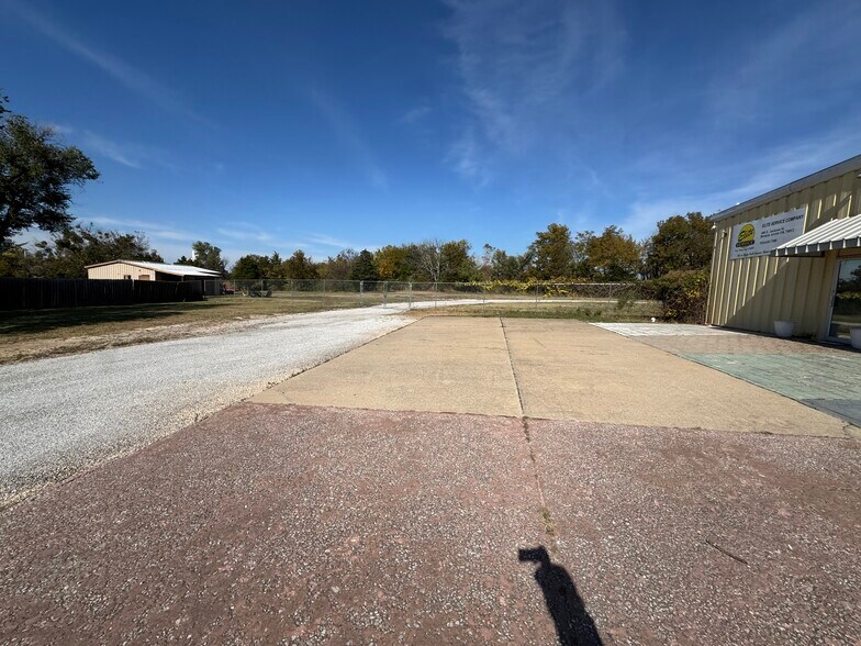 More Photos Of 400 E Jackson St, Broken Arrow Warehouse For Lease