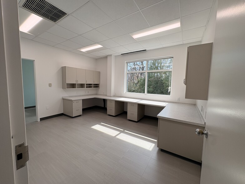 More Photos Of 105 SW Cary Pky, Cary Medical For Lease