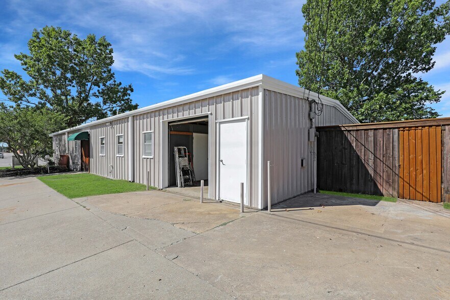 More Photos Of 202 Maple St, Farmersville Showroom For Sale