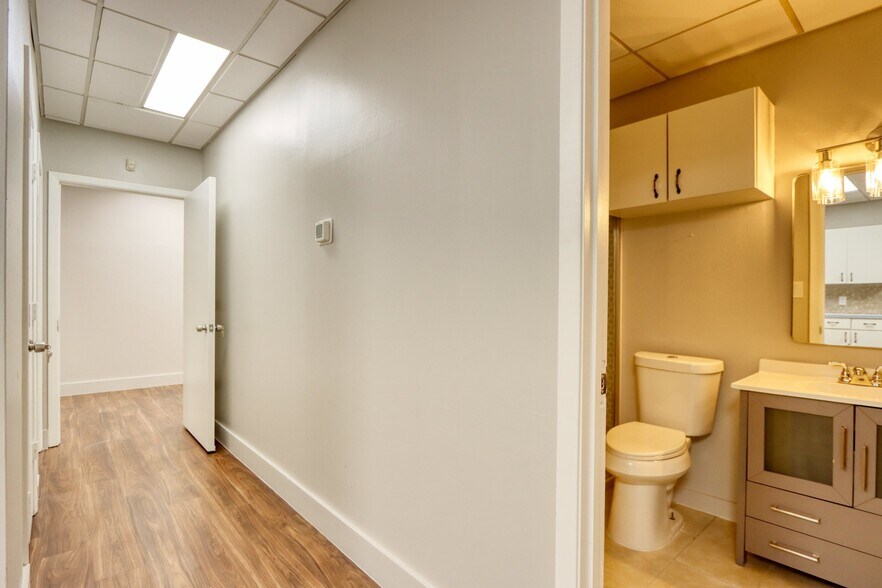 More Photos Of 1717 N Garrett Ave, Dallas Medical For Sale