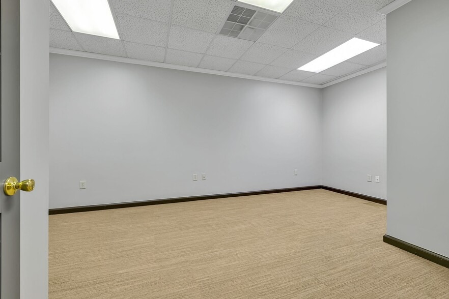 More Photos Of 229 Ward Cir, Brentwood Office For Sale