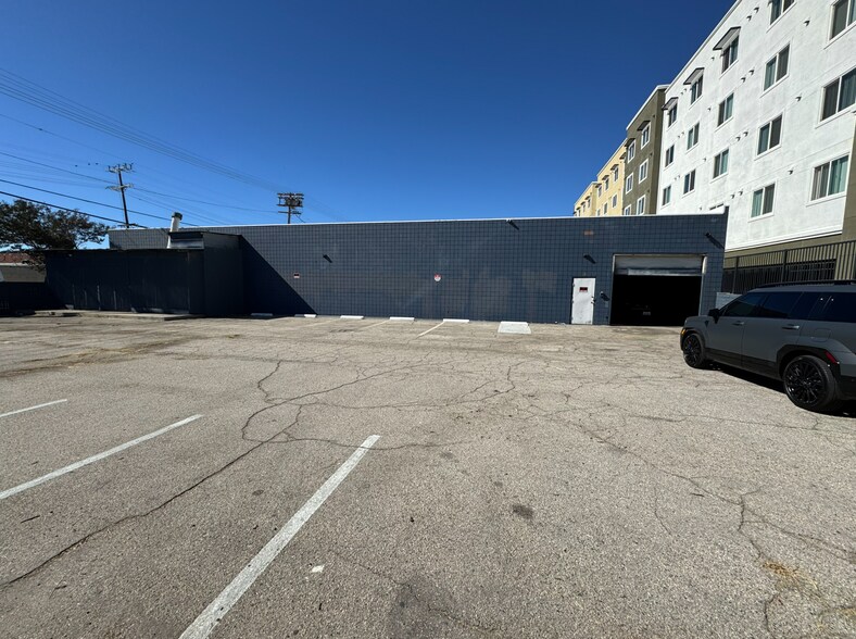 More Photos Of 13607 Saticoy St, Van Nuys Manufacturing For Lease