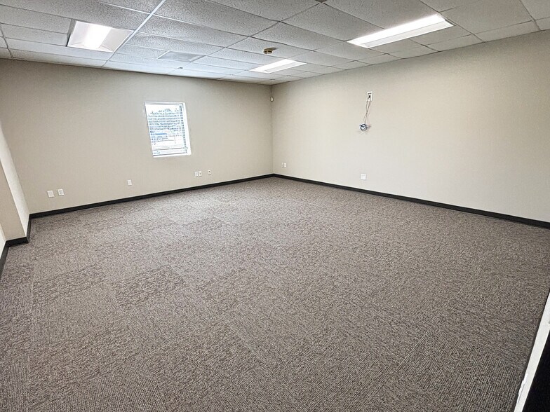 More Photos Of 5335 Brystone Dr, Houston Flex For Lease