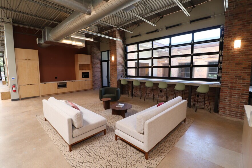 More Photos Of 4320 Main St, Dallas Loft Creative Space For Lease