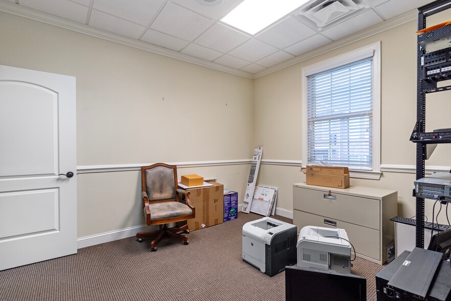 More Photos Of 1905 Woodstock Rd, Roswell Office For Sale