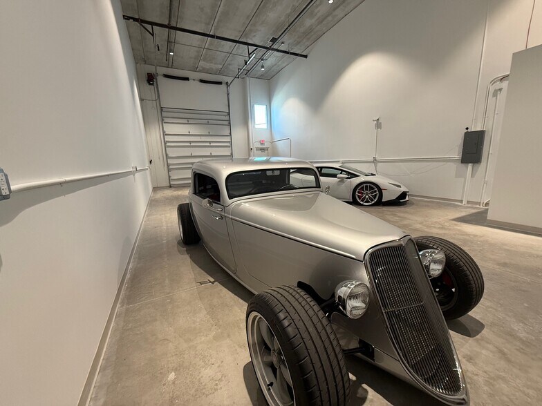More Photos Of 5451 Communications Pky, Lakewood Ranch Showroom For Sale