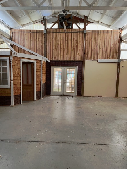 More Photos Of 938 Springdale Dr, Clinton Garden Center For Sale