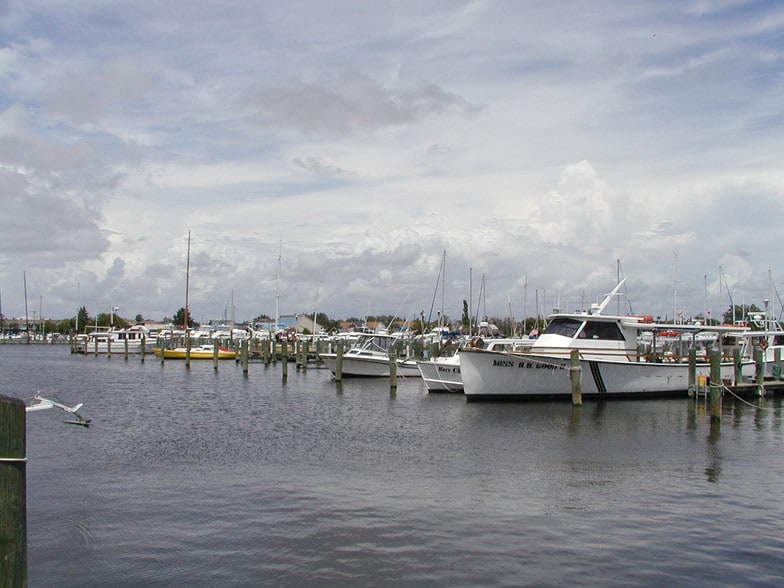 More Photos Of 700 Norris Harbor Dr, Crisfield Hotel For Sale