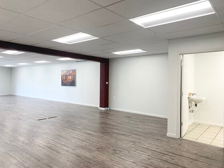 More Photos Of 929 N 5th Ave, Kankakee Storefront Retail Office For Sale