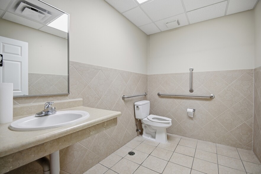 More Photos Of 507 1st St NW, Austin Freestanding For Sale