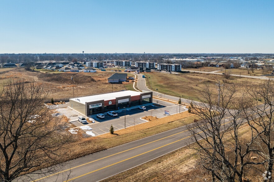 More Photos Of 1350 N Maxine Ave, Nixa Storefront For Lease