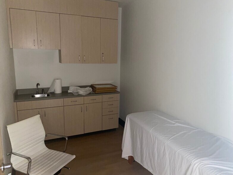 More Photos Of 7414 Picardy Ave, Baton Rouge Medical For Sale