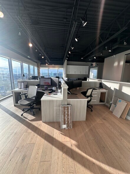 More Photos Of 3223 5 Av NE, Calgary Office For Sale