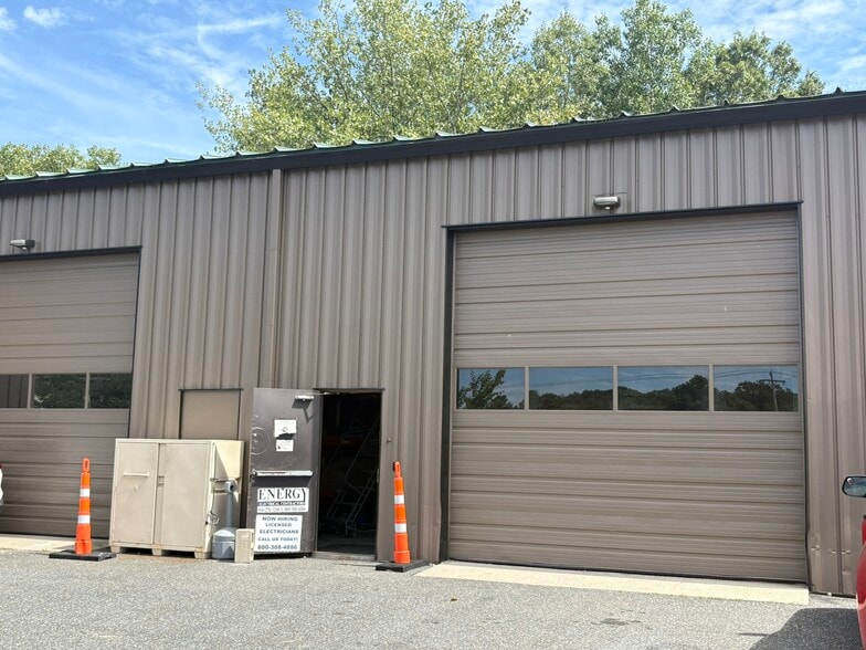 More Photos Of 740 Quaker Hwy, Uxbridge Warehouse For Lease