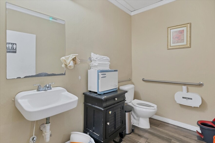 More Photos Of 3937-3957 Broadway Ave, Fort Myers Storefront Retail Residential For Sale