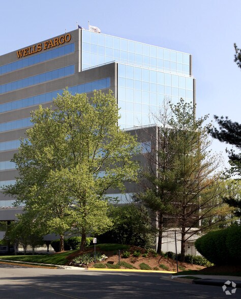 More Photos Of 2010 Corporate Ridge Rd, McLean Office For Lease