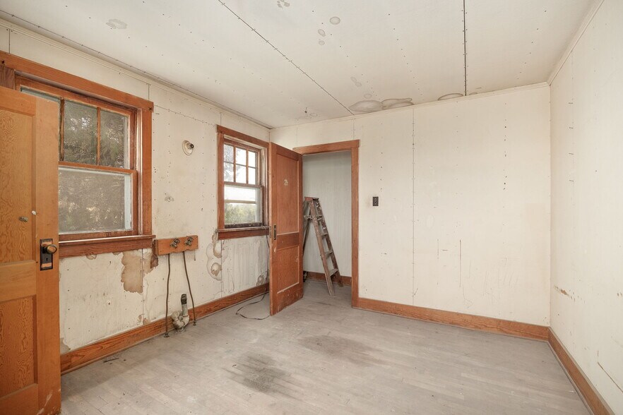 More Photos Of 802 E Nodaway St, Oregon Flex For Sale