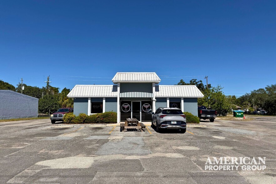 Primary Photo Of 4459 Bee Ridge Rd, Sarasota Bar For Sale