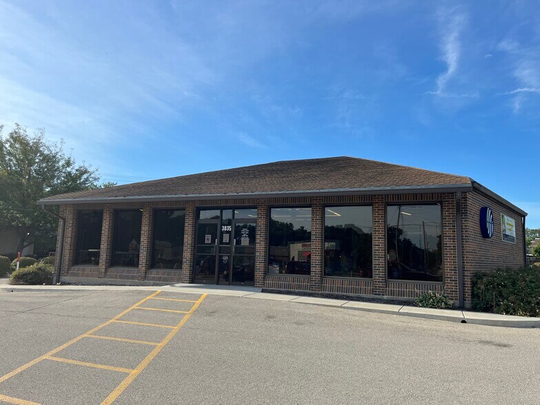 More Photos Of 3835 SW 29th St, Topeka Bank For Sale