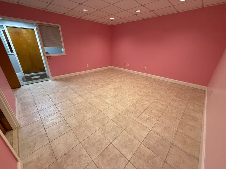 More Photos Of 6251 US Highway 19 N, Pinellas Park Showroom For Lease