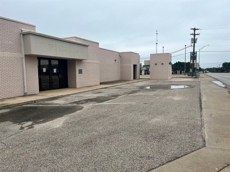 More Photos Of 101 N 4th St, Lometa Daycare Center For Sale