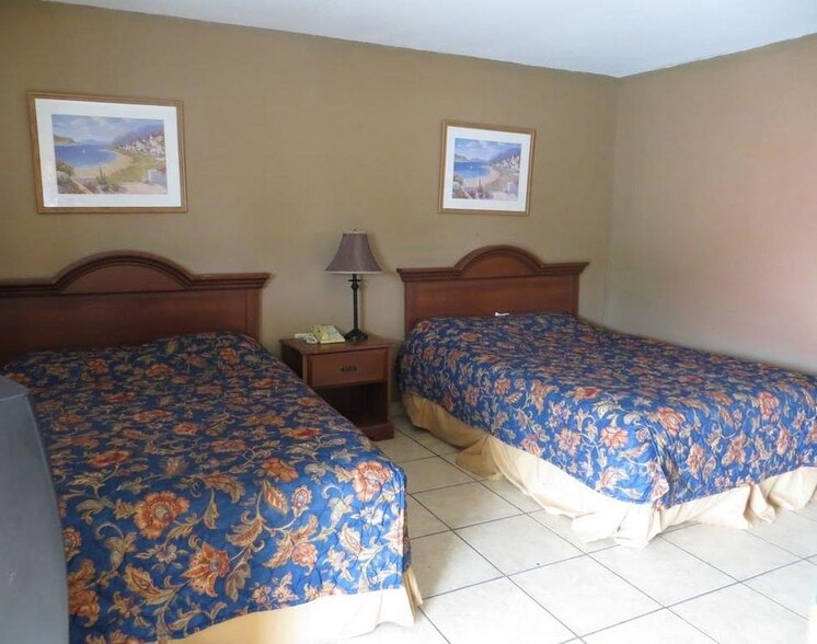 More Photos Of 809 W Jackson St, El Campo Hotel For Sale