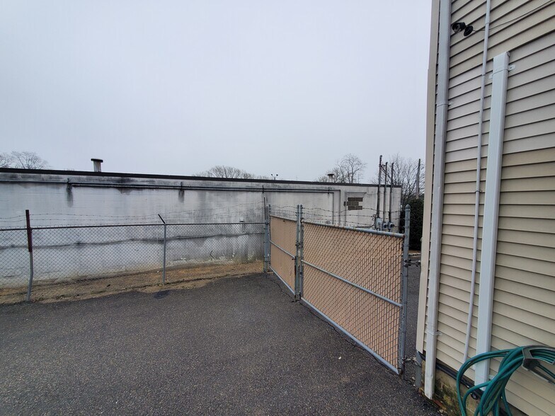 More Photos Of 52 Maple Pl, Amityville Office For Lease