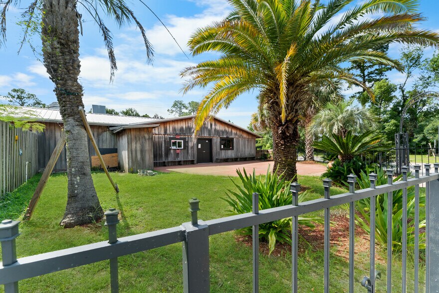 More Photos Of 512 S US Highway 301, Jesup Storefront For Sale