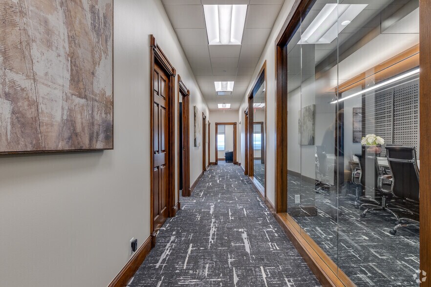 More Photos Of 401 S Boston Ave, Tulsa Office For Lease