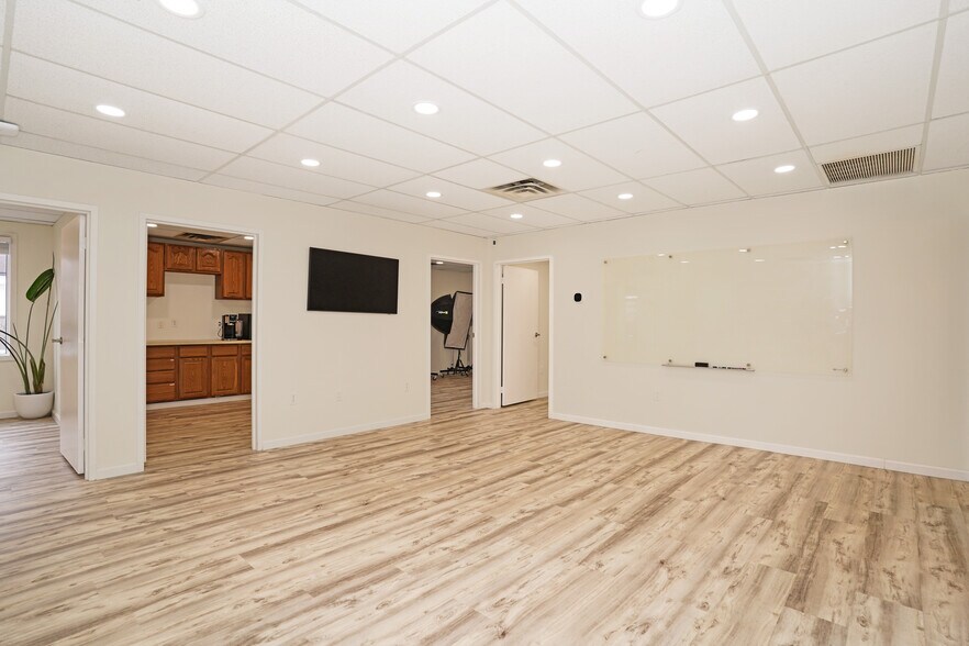 More Photos Of 8302-8304 Old Courthouse Rd, Vienna Office For Sale