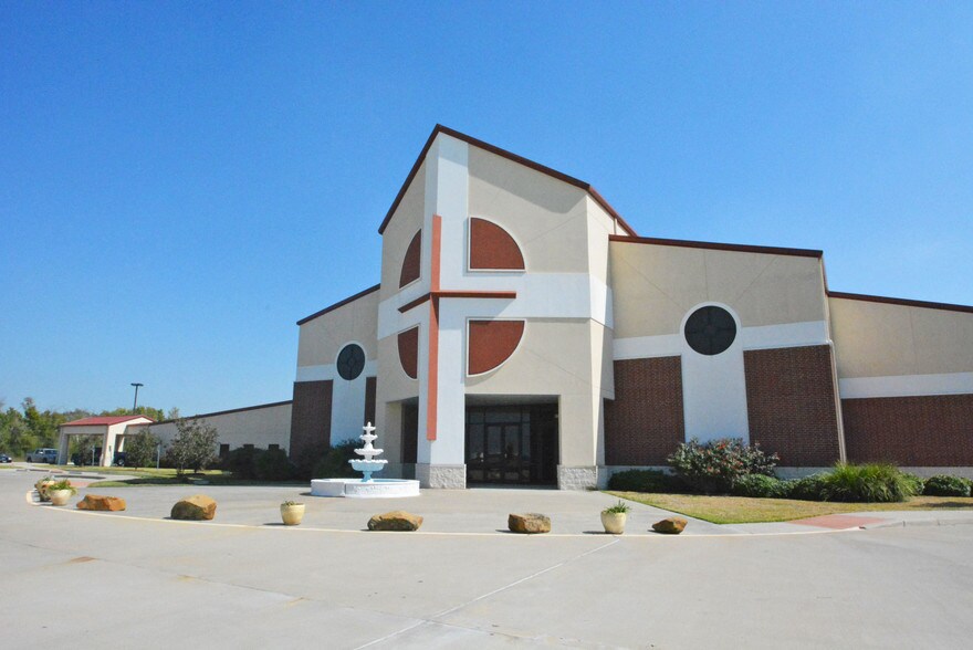 More Photos Of 8955 South Fwy, Houston Schools For Lease