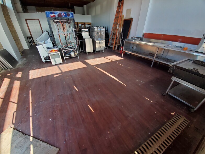 More Photos Of 5977 N Clark St, Chicago Storefront Retail Residential For Lease