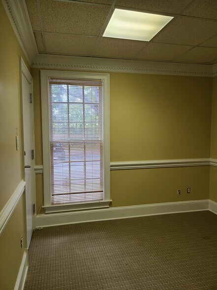 More Photos Of 8046 Roswell Rd, Atlanta Office For Sale