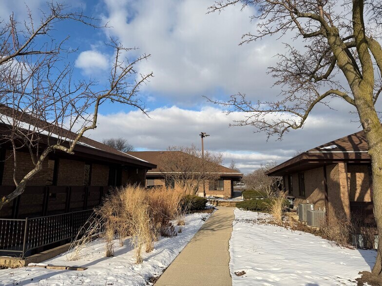 More Photos Of 511-515 Thornhill Dr, Carol Stream Unknown For Lease