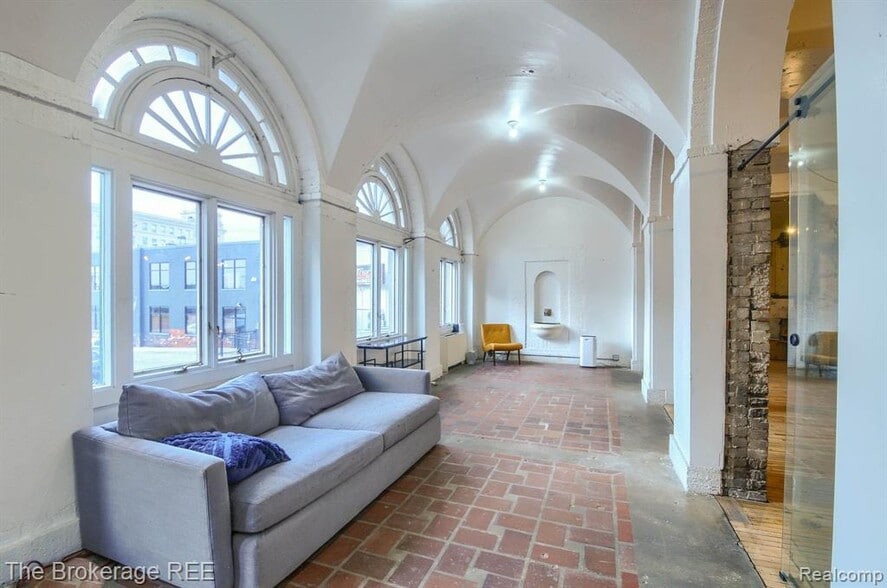 More Photos Of 142 W 2nd St, Flint Office For Sale