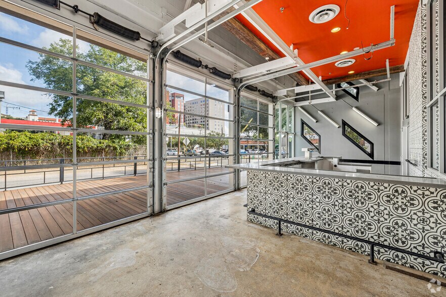 More Photos Of 301 N Guadalupe St, San Marcos Storefront Retail Office For Lease