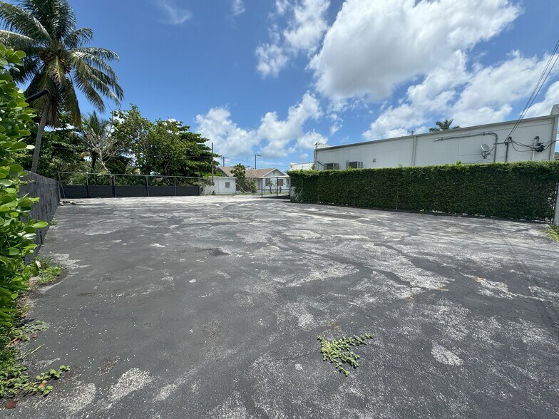 More Photos Of 3910 NW 2nd Ave, Miami Showroom For Sale