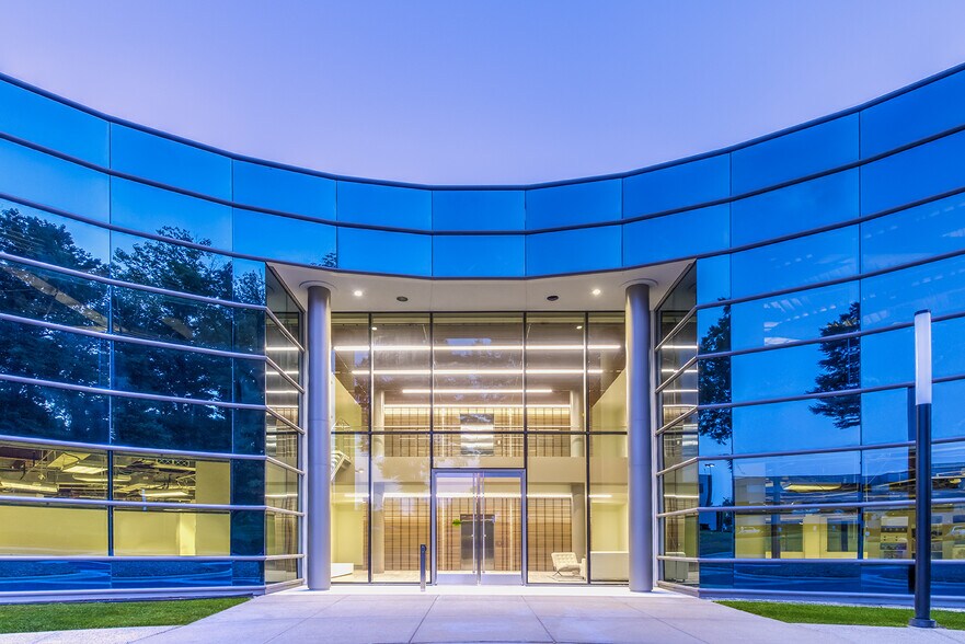 More Photos Of 9405 Arrowpoint Blvd, Charlotte Office For Lease