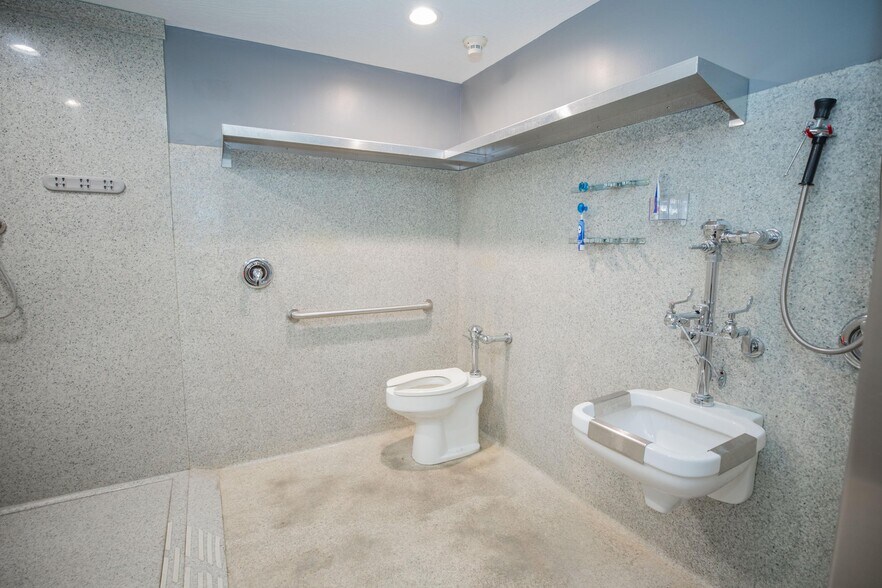 More Photos Of 807 N Briarwood Dr, Bolivar Assisted Living For Sale