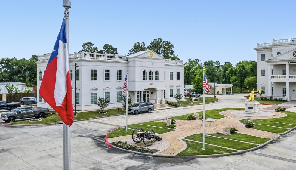 More Photos Of 815 W Davis St, Conroe Office For Sale